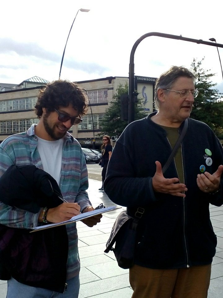 GertieGreen2's tweet photo. #ElectrifyOurTrains please! Collecting signatures at Sheffield Station @SheffieldGreens #giantplug  we are waiting for you! https://t.co/TuOZ4PMXEe
