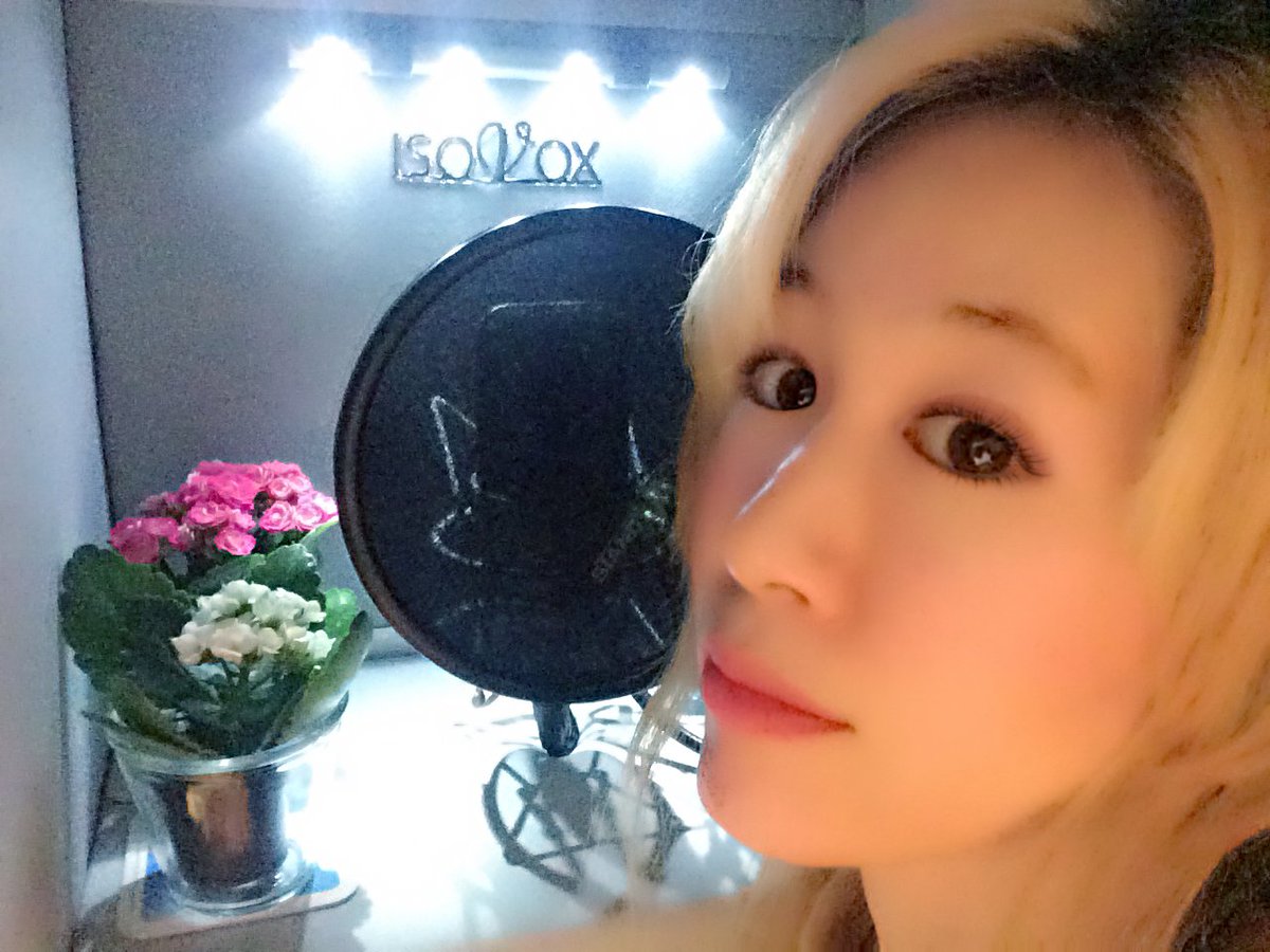 Flowers singing w/ me in vocal booth🌷

Thanx <a href="/IsovoxB/">ISOVOX Vocal Booth</a>  Raw, intimate &amp; free beyond limits! 

#Sweden #Intl #HomeOfPop #DennizPop #MaxMartin