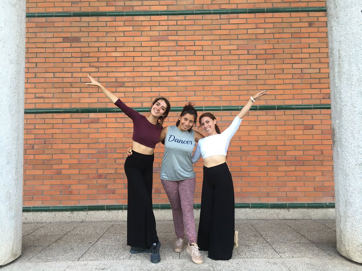 arq_dance's tweet photo. Bailarinas Aidet y Marisol con la Directora de #ARQDANCE , la Arq. Alejandra Robles. Agradecida por tanto talento en el #BAJIO
¡Felicidades! https://t.co/NJnlUU7bNQ