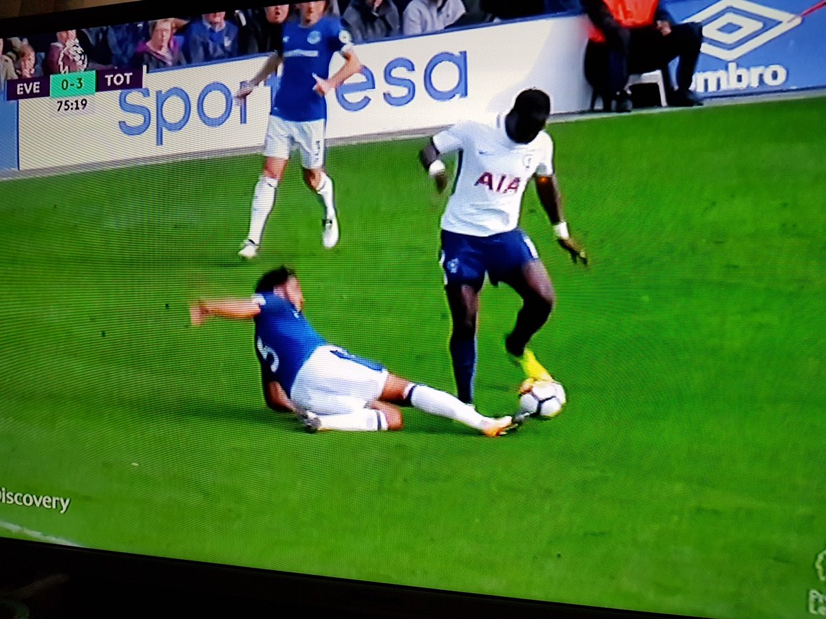 YolandJCSE's tweet image. #EVETOT how is this not a foul ?😯😤😡#badref#coys