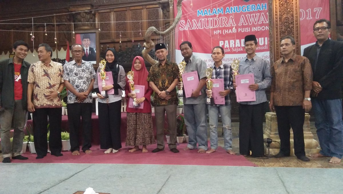pajakjepara's tweet photo. @PajakJateng1 @Denhasan1 @UungEka @Stakof @PestaBaratan @PajakMania @dusone @pandupajak @VisitJepara @endaryono @JsbJepara @prabusaktiid @hdiankristiandi @yovieyola @rlisafm @LaskarPuisi @jblogcom @Susierna @jeparakabgoid @JatengTwit @ILoveJepara @HMJA_UNISNU @Jeparapedia @JeparaHariIni @ganjarpranowo @unisnujepara @DitjenPajakRI @KemenkeuRI @humasjateng @PIDPolresJepara @marzuqijepara @kushartoto011 @Rumah_Belalang @noegeese @kring_pajak @ISuwandio @aniwinn @BPPD_JATENG @dinsosjateng @disporaparjtg @Kemenpar_RI @KemenBUMN @puisikekasih @sudjiwotedjo @SastraUniv @JakArtsCouncil @agungpakde Penyerahan hadiah & beasiswa kepada pemenang Lomba Cipta Puisi #HPI2017 https://t.co/3rCpCfr2vn