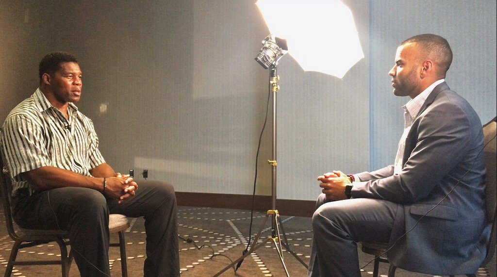 Alex_Glaze's tweet photo. herschel walker reflects on the 1981 sugar bowl tonight on the @11AliveNews #UGAvsND pregame show #GeorgiaRoadTrip https://t.co/kAWrVg5dCK