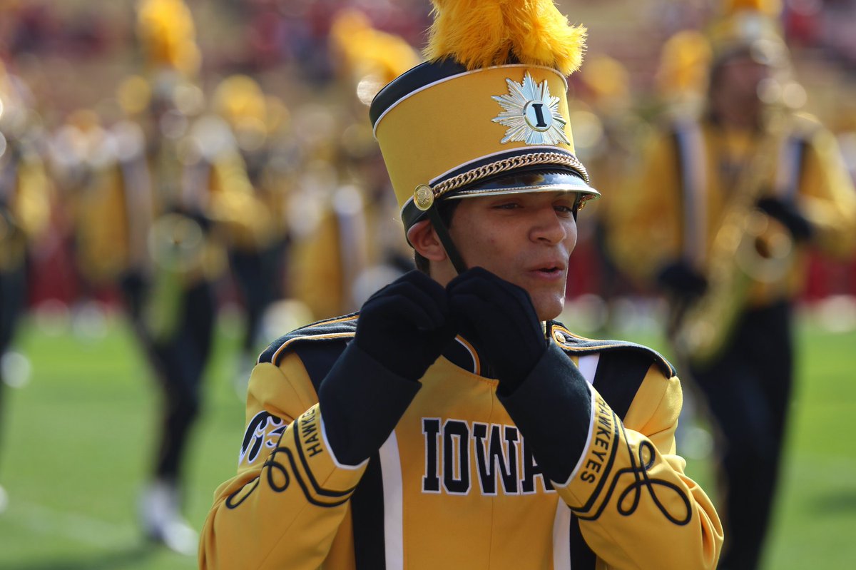 TheChrisJorg's tweet photo. This member of the Iowa band just did the entire routine with a fake flute https://t.co/2xE1J6v8MP