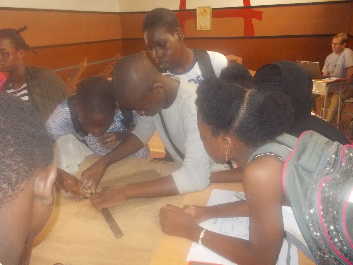 ESIAU_Bamako's tweet photo. Maquettes de terre réalisées par les enfants de iNERDE Mali dans la salle de conférence de l'@ESIAU_Bamako  https://t.co/z9AIQyfRQ0 https://t.co/WyU8og8VWj