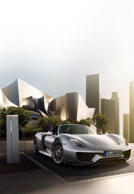 【918 Spider (Porsche)】
ルマン24時間レース用に開発されたエンジンとリアモーターにより608馬力、最高345km/hにも達するまさに最強のハイブリットスポーツカー。
《排気》4.6L
《加速》2.6s