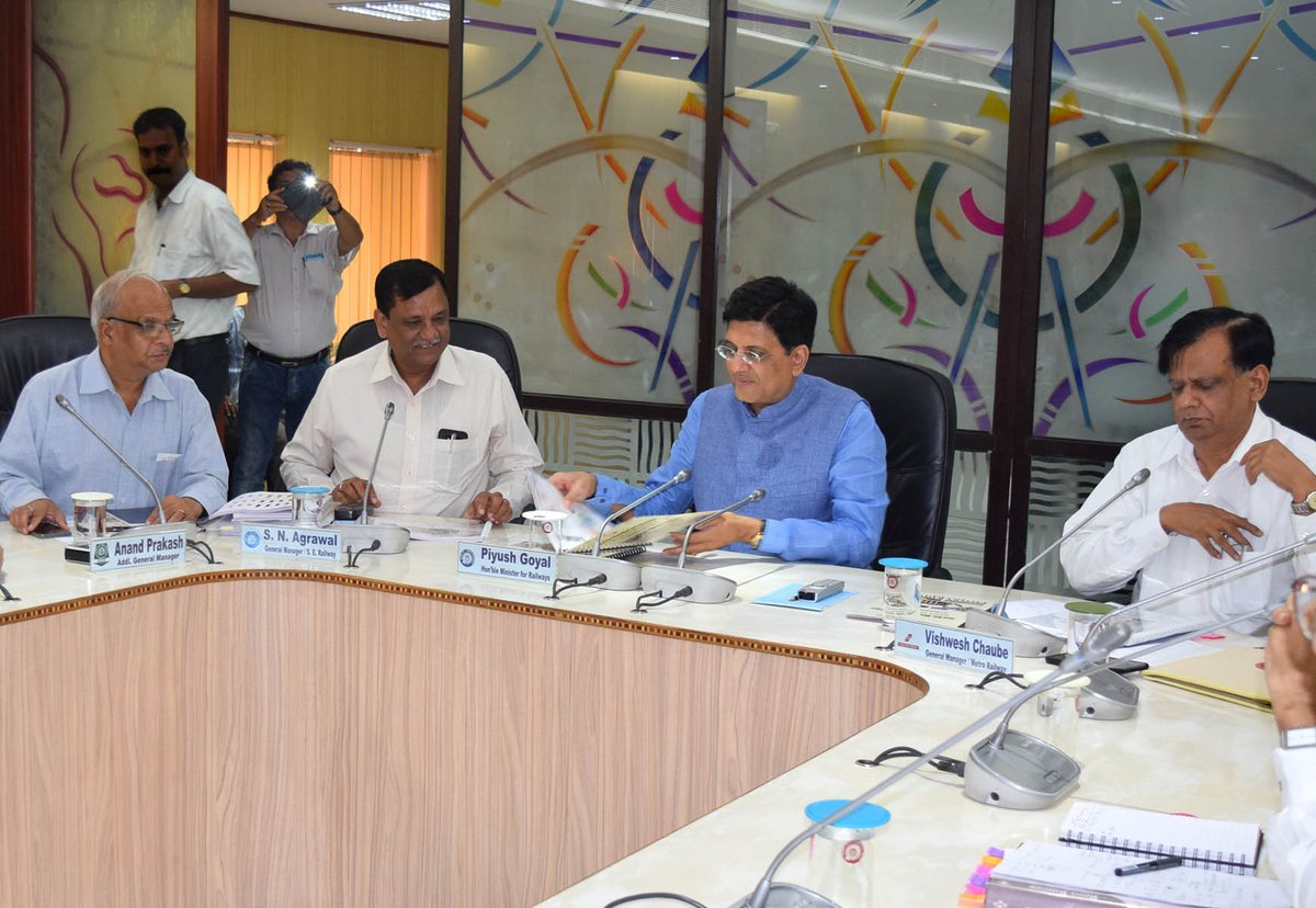 serailwaykol's tweet photo. MR @PiyushGoyal In a Meeting w/ SER, ER &amp; Metro Kol officials:Highlights #Safety#Each Life Important #Elimination Of Unmanned L/C #Work24x7 https://t.co/CJmSGvqiso