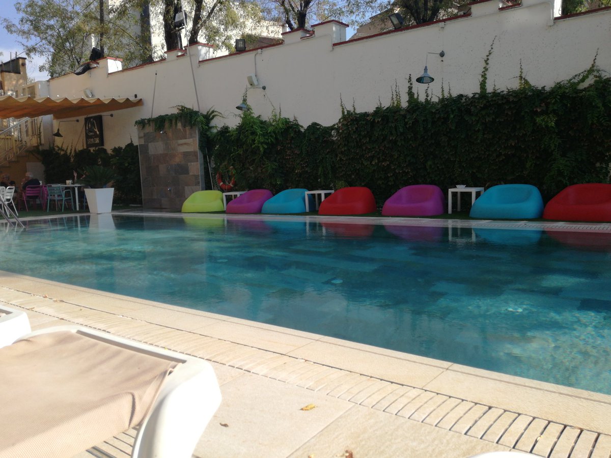 RebeCheco's tweet photo. @HOTELOSANGELES al #verano todavía le quedan super tardes en la piscina https://t.co/lr52R0RP1P