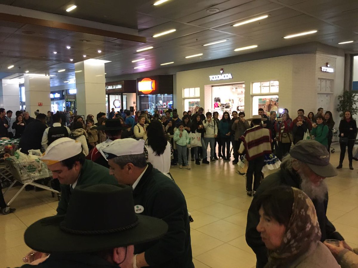 Josebarraza2017's tweet photo. #lagranchoripanadajumbo Jumbo Costanera También se hace presente en esta Gran Choripanada Jumbo... Felices Fiestas Patrias..... https://t.co/MyqPMHlbO3