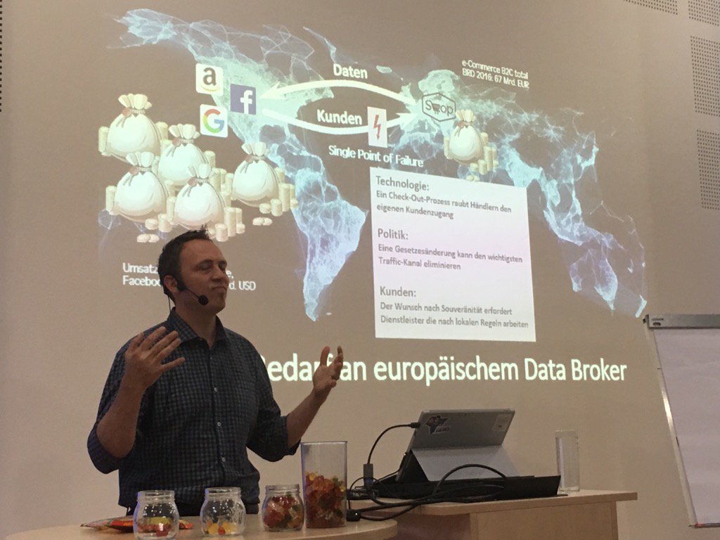 MarkS2204's tweet photo. @DrDreamSpark berichtet über Daten und ihren Wert #cimlingen https://t.co/DvJKFo2ame