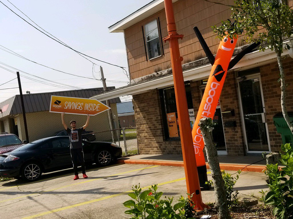 SpgConiglio's tweet photo. Small space is perfect for a sign spinner at B Wireless @nolaspg @alexiaautin https://t.co/Z0ccY7bzPV