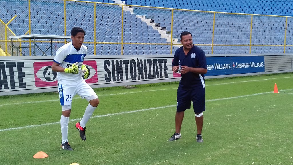 AtleticoMarteSV's tweet photo. Así calienta el equipo marciano previo al partido contra #ADAPOPA https://t.co/LafqHYbQEh