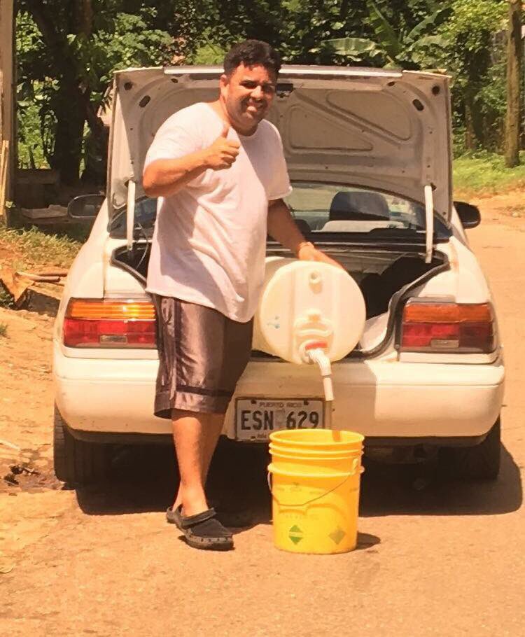 Junto a mi amigo y gran líder Kelvin Pérez llevando agua a los vecinos de Los Caños. #teamJoito <a href="/SenadoPR/">Senado de Puerto Rico</a>