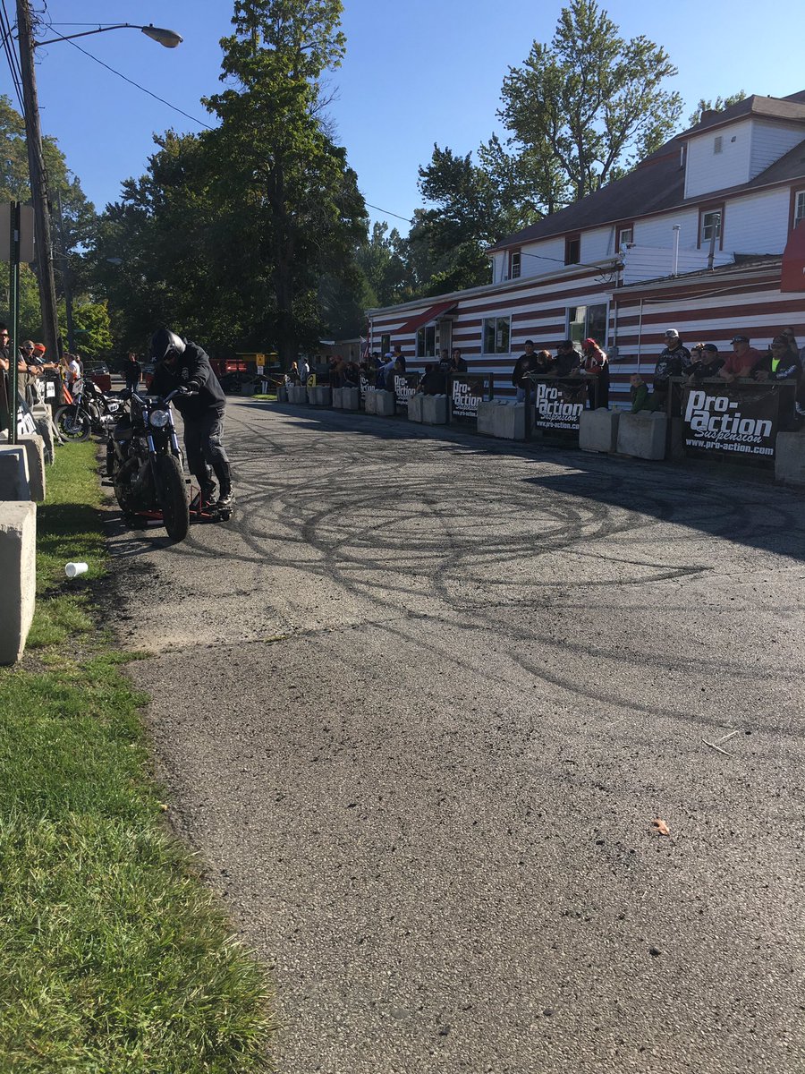 wheelie__will's tweet photo. Harley wheelies https://t.co/32ptnEXm68