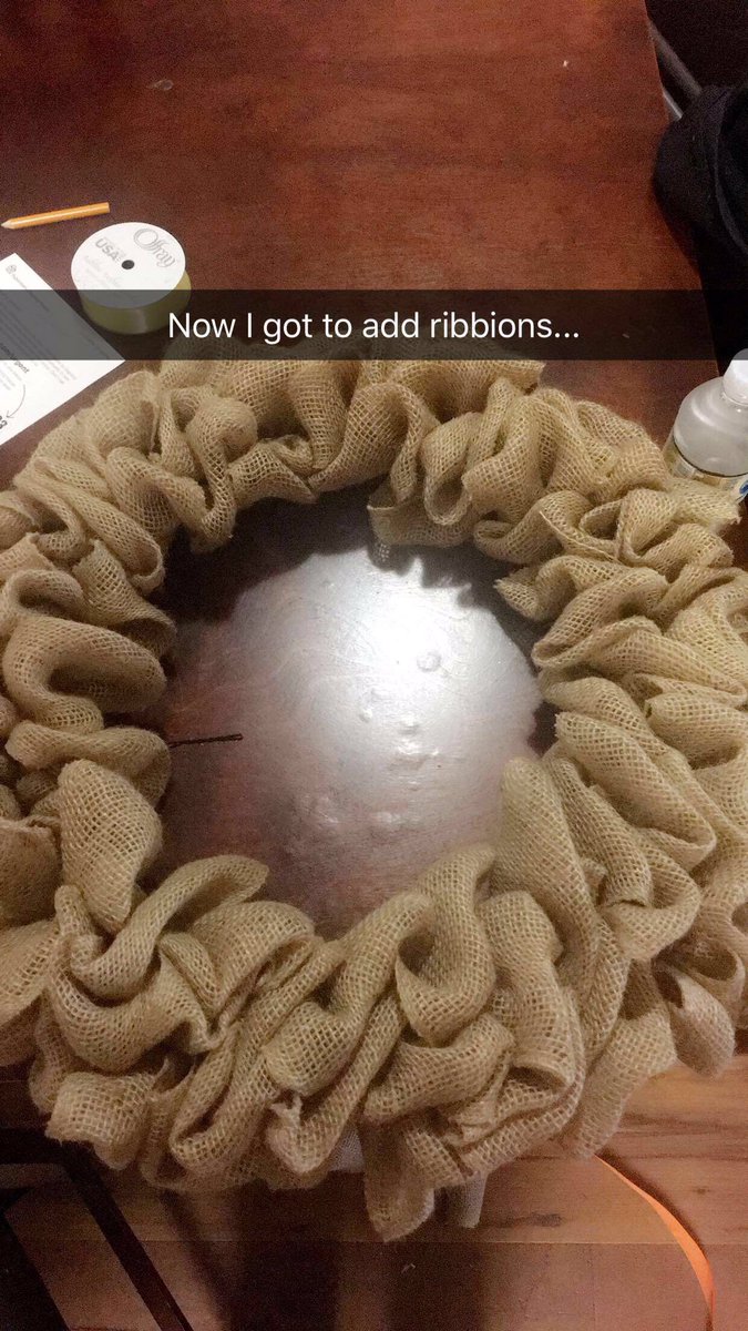 perfectsmile09's tweet photo. DIY burlap holiday wreaths w/my mom... https://t.co/TqHs3njU90