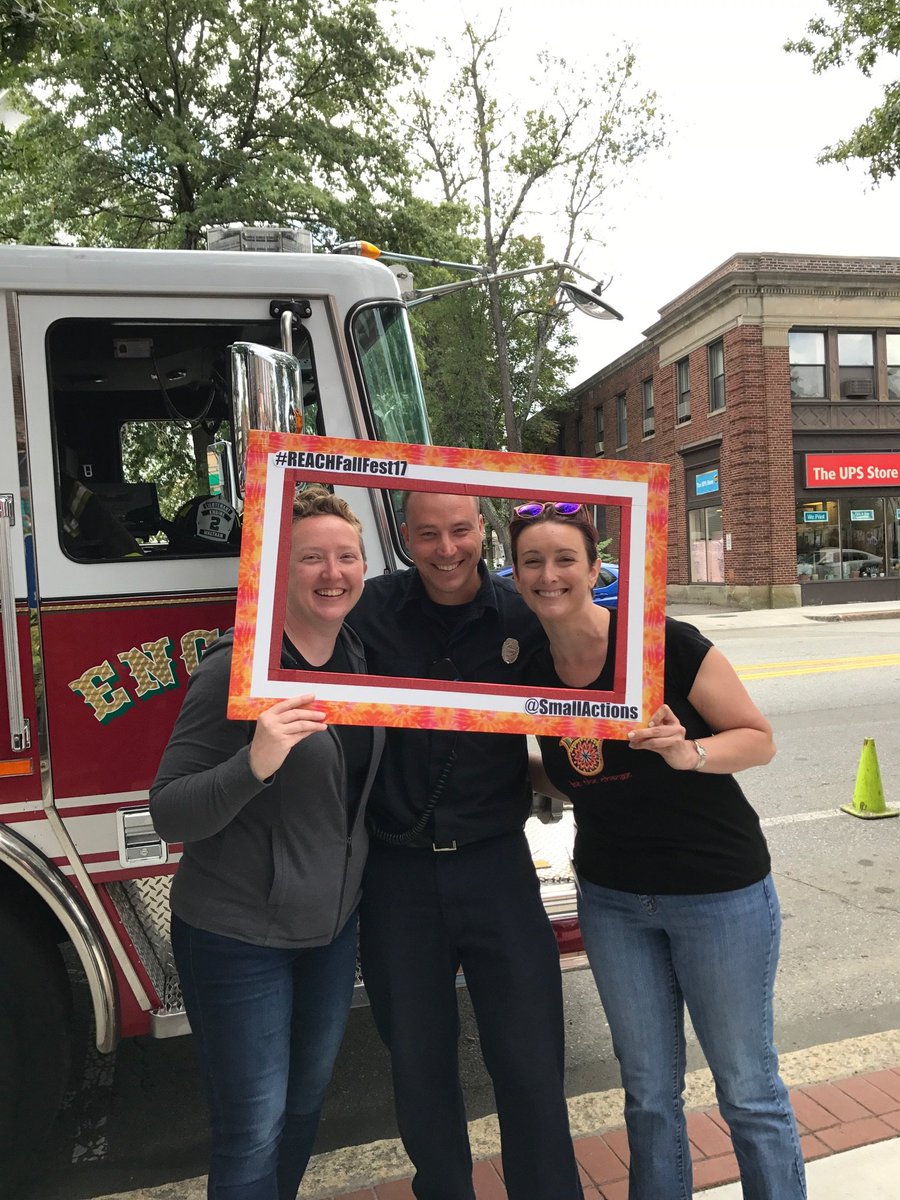 walthamfire866's tweet photo. REACH beyond domestic violence. Waltham Neighborhood Fall Festival at Waltham public library. Good times! @SmallActions #REACHFallFest17 https://t.co/brwgfUNi5y