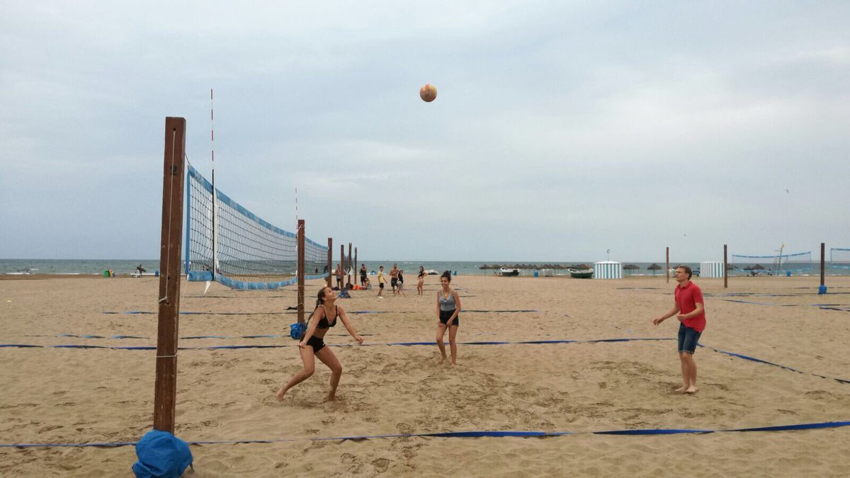 uchceu's tweet photo. Hoy en nuestras actividades en la #Playa ☀️🏐 🌊 dentro de las Jornadas de Bienvenida 😎 #WelcomeDaysCEU https://t.co/8qgYpUvctx