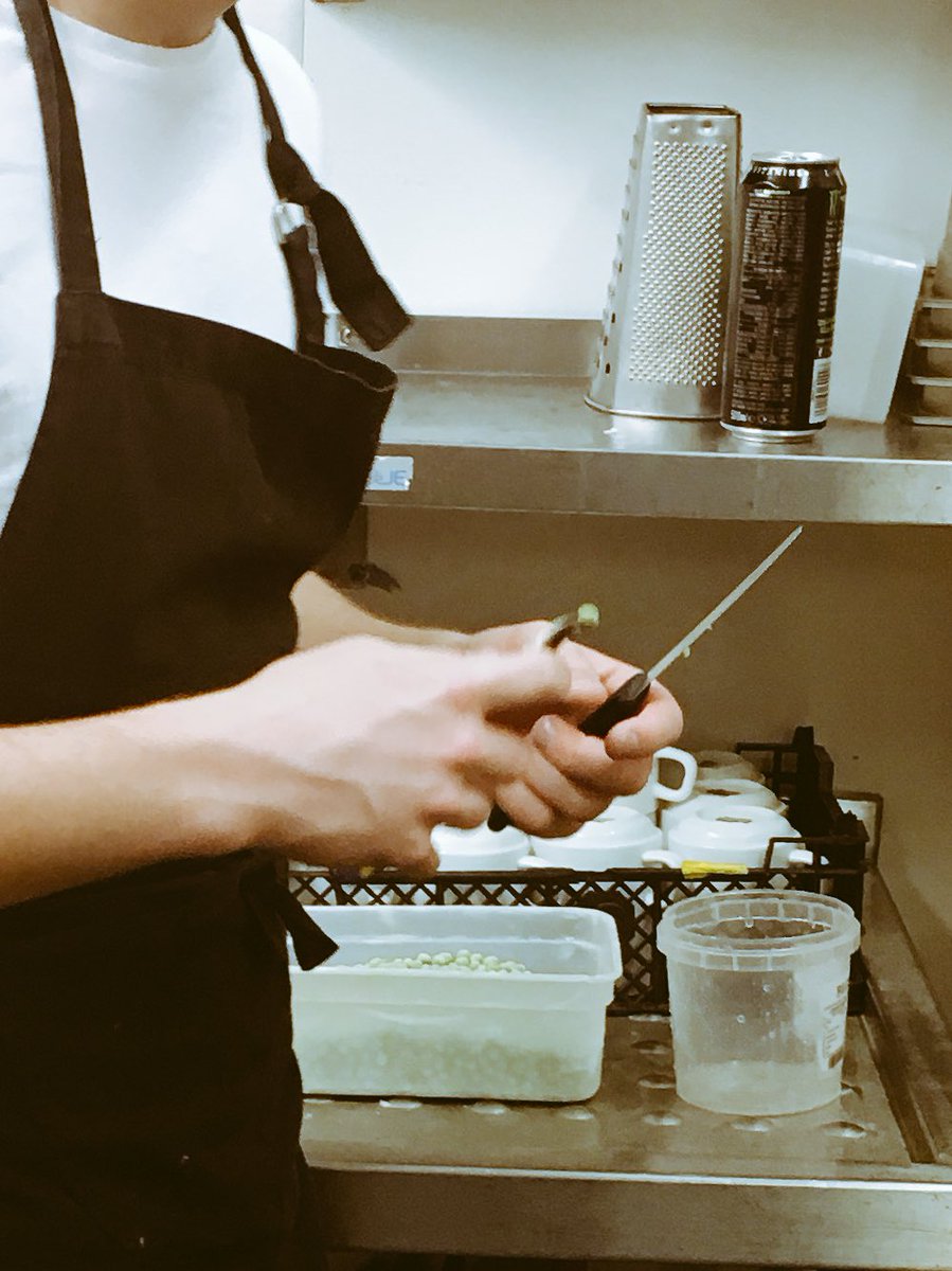 TruffleRest's tweet image. Getting the kitchen assistant to peel peas 😅quite start to the evening