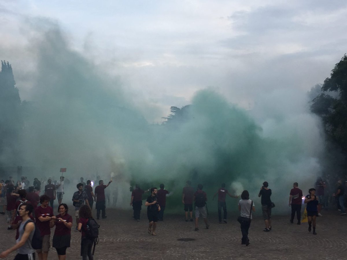 La prima parte del corteo arriva in piazza Carducci. Una festa #riapriamolabas con  20mila invitati.