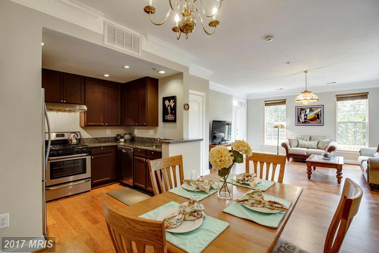 SuzanneScharf's tweet photo. Luxury home for sale.$349,900  3 br 2 ba sunfilled end unit condo-style TH w/1 car gar. new gourmet kitchen, fresh paint &amp; upgraded flooring https://t.co/nwJpE8s250