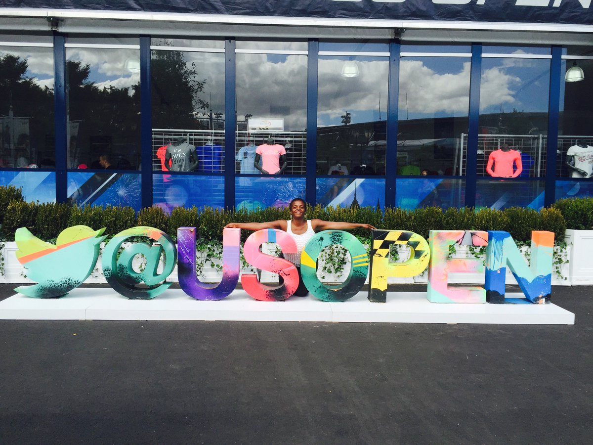 cherylspencern's tweet photo. @usopen I love tennis this much #usopen https://t.co/MlcpIvEWzF