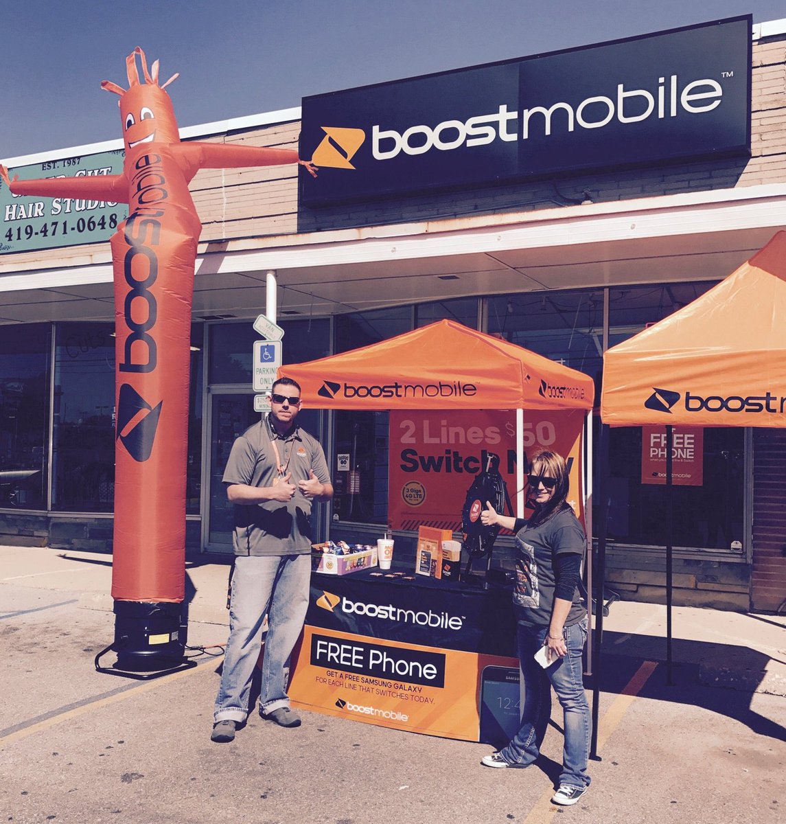 PattyS_VIP's tweet image. Out and about? Stop in @WB_Laskey  Activate a new phone and spin the wheel to win!! #VIPWireless #boostmobile #FlipTheSwitch @KentSPG419