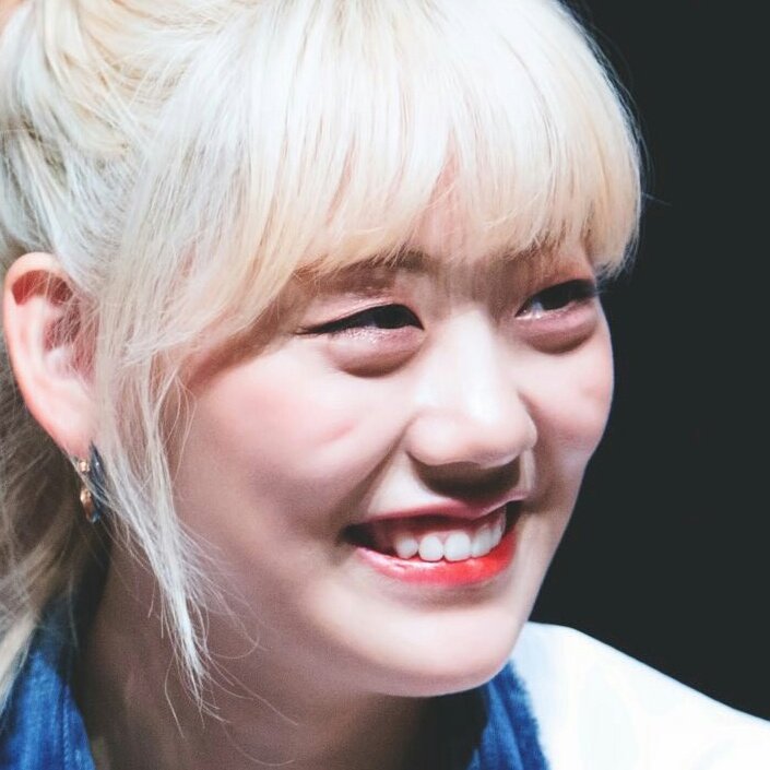 look at her being the cutest girl ever 😳