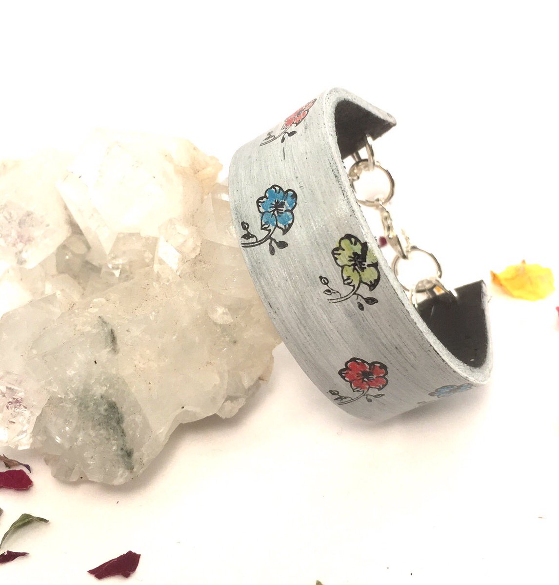 Melanie260198's tweet photo. Lovely leather cuff bracelets at https://t.co/Ww0gQKpGBi #handmade #handpainted #leatherbraclet #etsyuk #etsyhandmade https://t.co/ZovpEM6F73