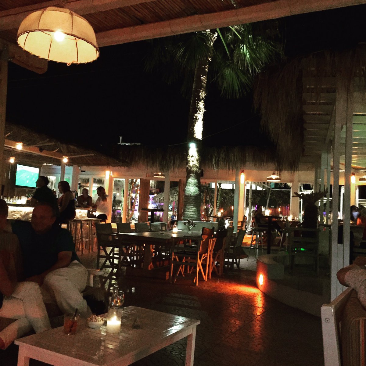 NatalieTambini's tweet photo. Amazing open-air bar in #Santorini #mangobar https://t.co/H7sUY2pGGj