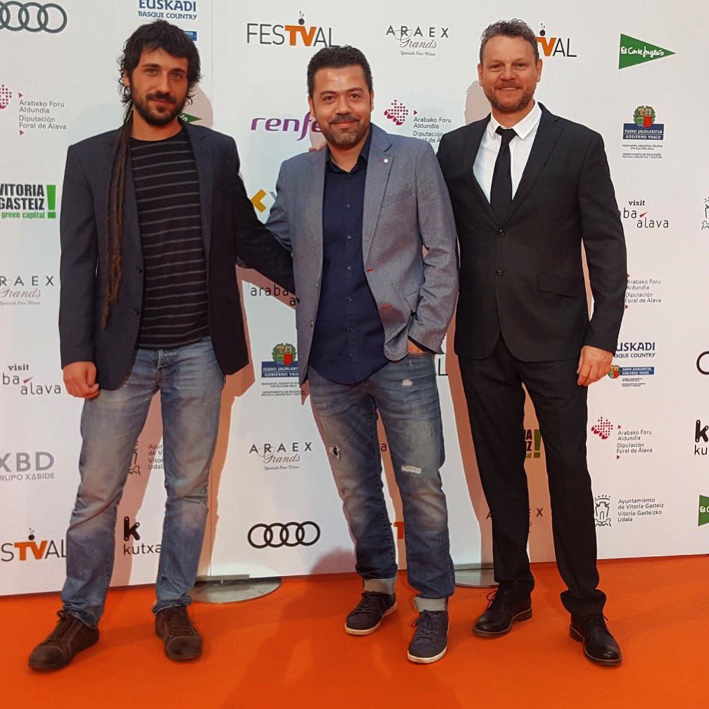 Los nuestros están a punto de recoger los premios a Mejor Serie y Mejor Dirección en @festval por <a href="/LaCasaDePapelTV/">La casa de papel</a> #Felicidad
