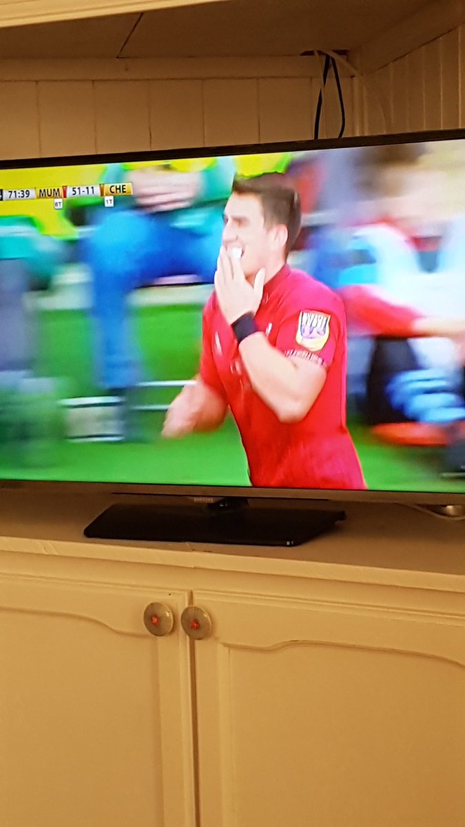 IrishRugbyBlog's tweet photo. If only @iankeatley was thinking 'Fergal, I got you covered' #fantasypro14 #kicker @Munsterrugby https://t.co/4akKzWVOTs