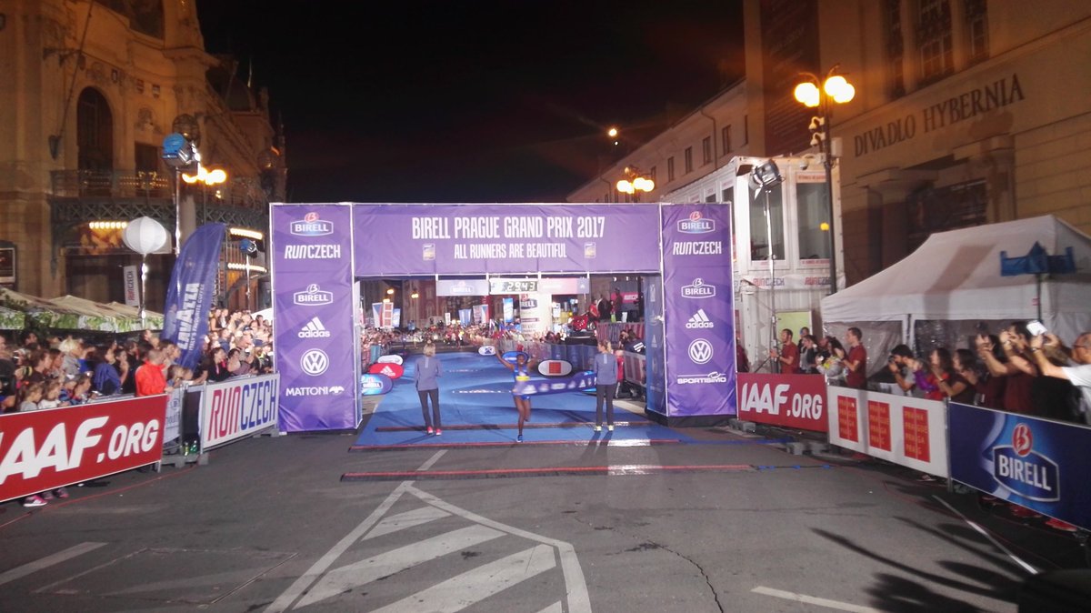 29.43 joyciline jepkosgei new Wr!!  #PragueGrandPrix