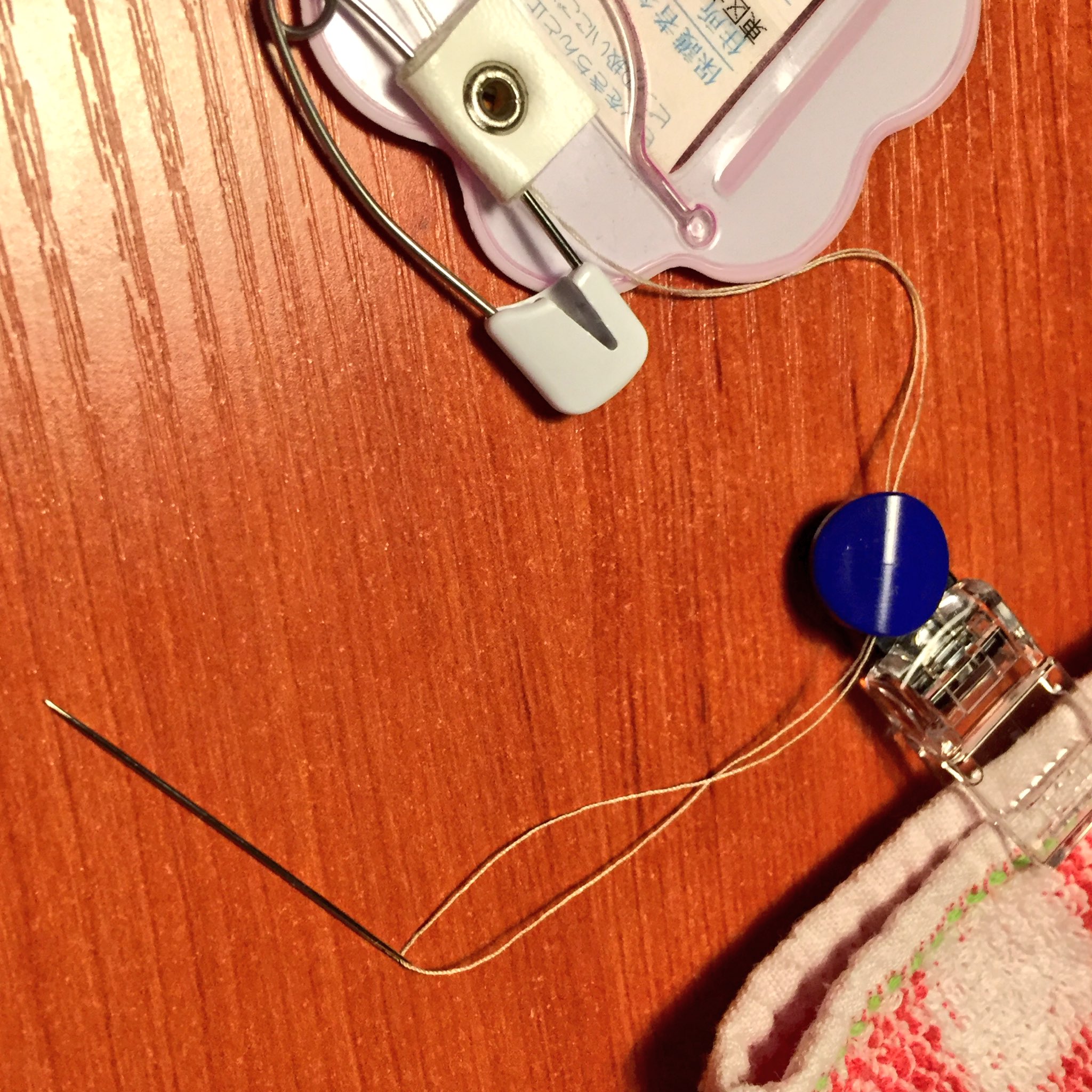 ぴじょんあくしす整体院 お手拭き用のタオルハンカチを 名札と一緒にピン留めする幼稚園 ハンカチのピン留めと 帰宅後の取り外しが面倒でした そこで未使用だった名札クリップを縫い付けてみたら ハンカチと名札が クリップで着脱可能 に これなら