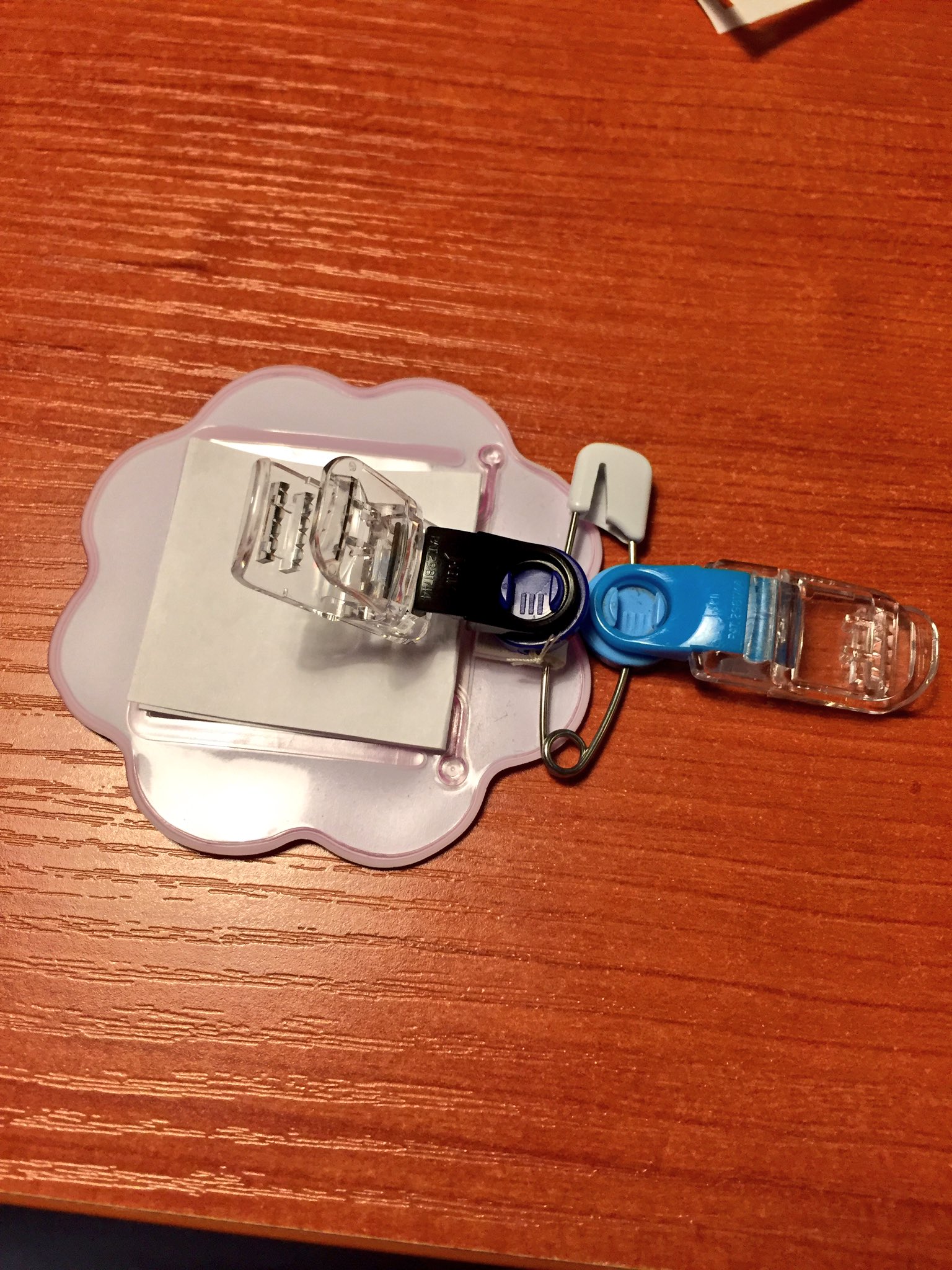 ぴじょんあくしす整体院 お手拭き用のタオルハンカチを 名札と一緒にピン留めする幼稚園 ハンカチのピン留めと 帰宅後の取り外しが面倒でした そこで未使用だった名札クリップを縫い付けてみたら ハンカチと名札が クリップで着脱可能 に これなら