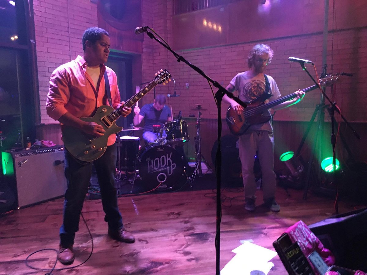 HarryRightMusic's tweet photo. Great lighting can make a show way better. #lespaul #livemusic #thehookup https://t.co/uBqX59tNCS