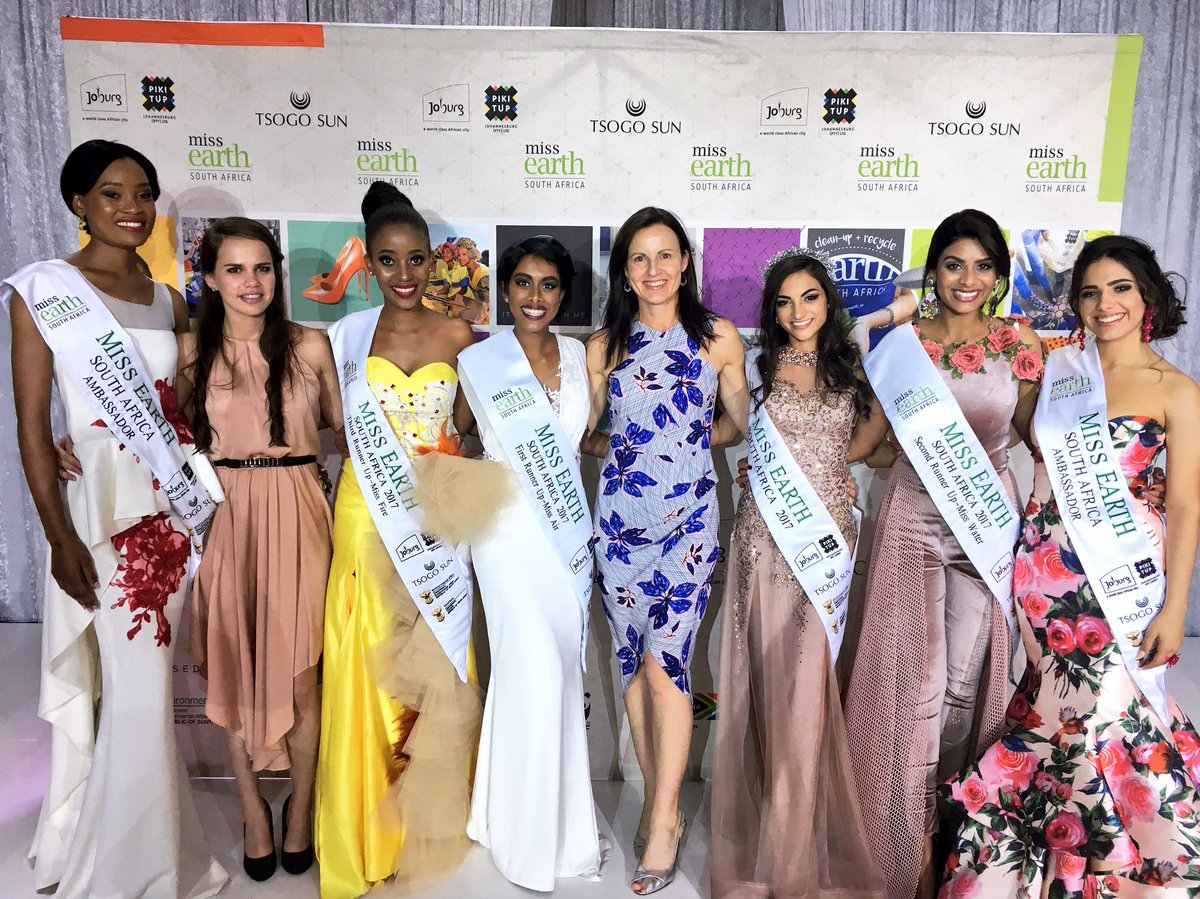 LornaJaneSA's tweet photo. It's the small things we can do that counts💚 Such an inspiring evening with @missearth_sa. Congrats ladies #MissEarth2017 #WasteStopsWithME https://t.co/JmQsfngtuU