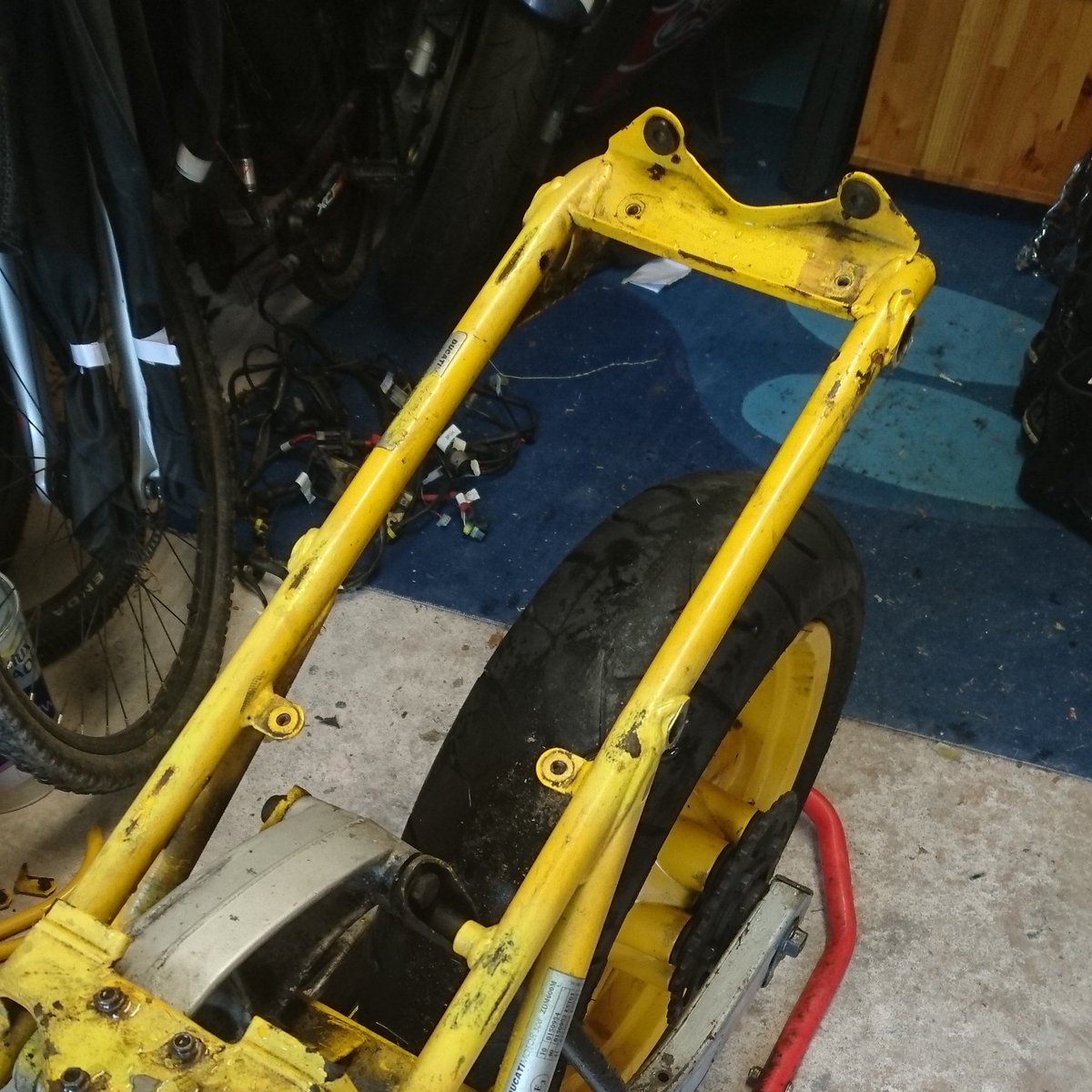 Paul_Bicker's tweet photo. Bye bye crappy grab rails! #caferacer #ducati #builtnotbought #dotheton https://t.co/3CJBRuA26w
