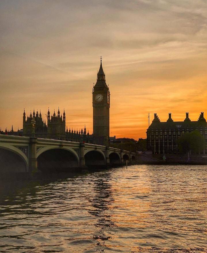 ViralLondon's tweet photo. A silent Big Ben 

[Photo: muns.s on IG] https://t.co/85ResOW7PV