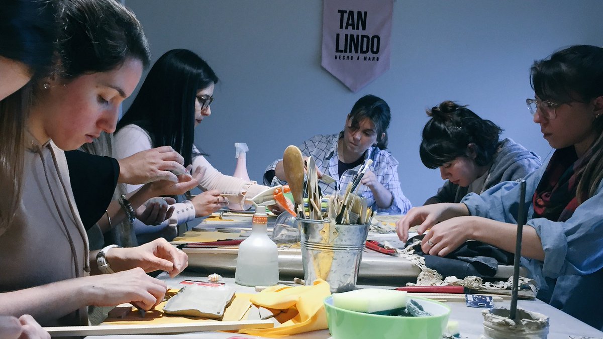 MVDPopUp's tweet photo. Hoy nos vinimos al espacio #kitcreativo donde @leti2805 nos enseña cerámica creativa junto a #ArapotyDejardin 🙌🏻 https://t.co/9FJgsCCwKh