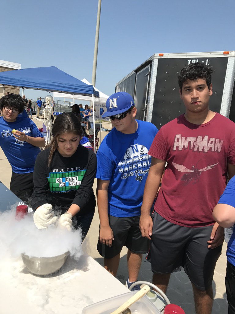 dbushdiecker's tweet photo. Always smiling, the chefs Peña and Rodriguez makes serious liquid nitrogen iced cream. #TrueNorth #UILscience @Pena_Colada9 @image_nation9 https://t.co/MY8vCPJJsf