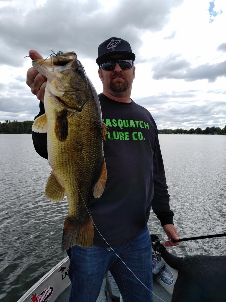 CanuckBassin's tweet photo. Best of the day so far. 4.58 on @SEMoutdoors @MEGA_JIGS #StandUpJig @Anglers_Choice #BoogieBug and @LiquidMayhem_ #GarlicCraw @rah_fish https://t.co/cNzTB9QA6s