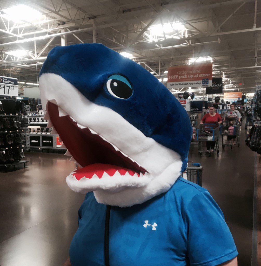 MMcInnisRealtor's tweet photo. Guess who?  Disguising herself in Wally World so E and LD don't recognize her! https://t.co/i1Vkxy9wXX