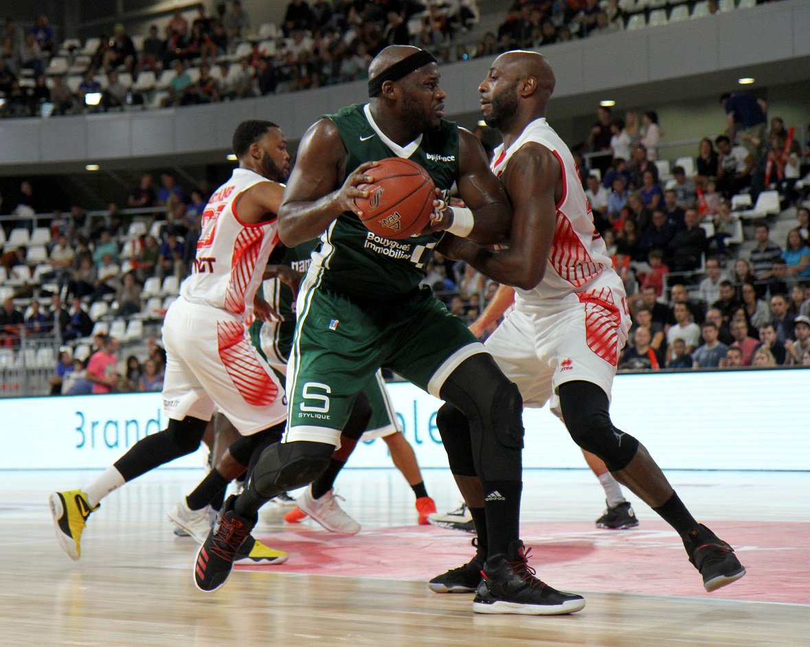 La bataille est rude entre <a href="/ASMonaco_Basket/">AS Monaco Basket 🇲🇨</a> et <a href="/Nanterre92/">Nanterre 92</a> 
!! 42-42 à la mi-temps ... #ACCUP
