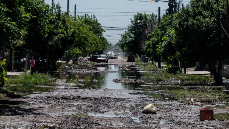 Gus_HL2's tweet photo. #IrmaEnTN Si fuera Miami diríamos que pasó el huracán Irma categoria 5, pero es en La Matanza, paso el PERONISMO, 34 años de democracia https://t.co/KjE6WJDYq8