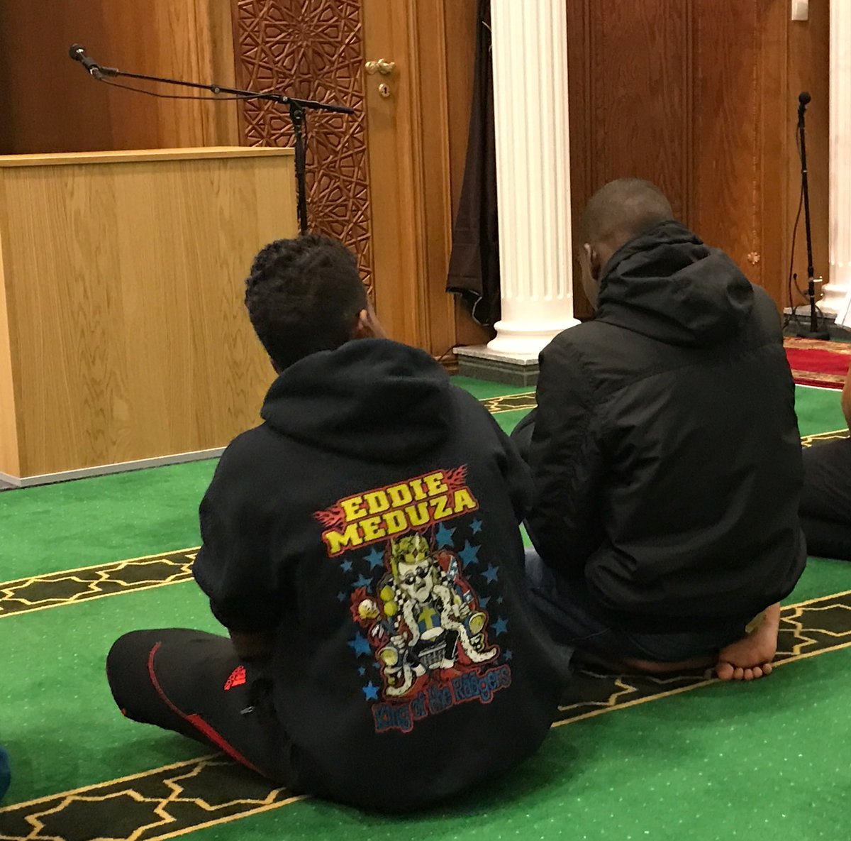 rektorhamid's tweet image. Jag tar tillbaka allt jag sagt om bristande integration. En bekant skickade denna från sin lokala moské...