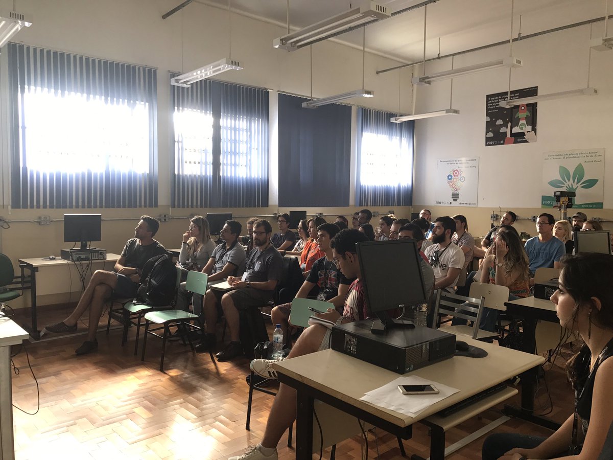 hack_town's tweet photo. Locais cheios para acompanhar as diversas palestras que o #hacktown17 oferece https://t.co/GLaECXosP5