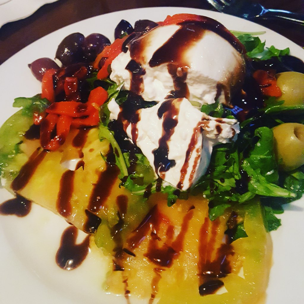 loving_n_j's tweet photo. Fresh burrata 🍅 heirloom tomatoes!! Perfection always loving #RobinsonAleHouse 

#LovingNewJersey #RedBank #njrestaurants #asburypark #nj https://t.co/GKjUobpRKk