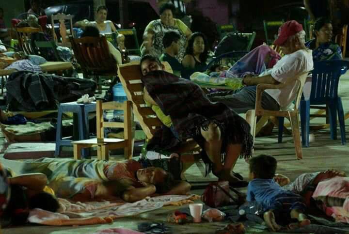 OaxacaVialsi's tweet photo. Istmeños 2da noche n la calle, x miedo a + derrumbes x réplicas de terremoto de 8.2  conmovedora imagen d niño durmiendo al lado d su perro https://t.co/c0F9L1lrIO
