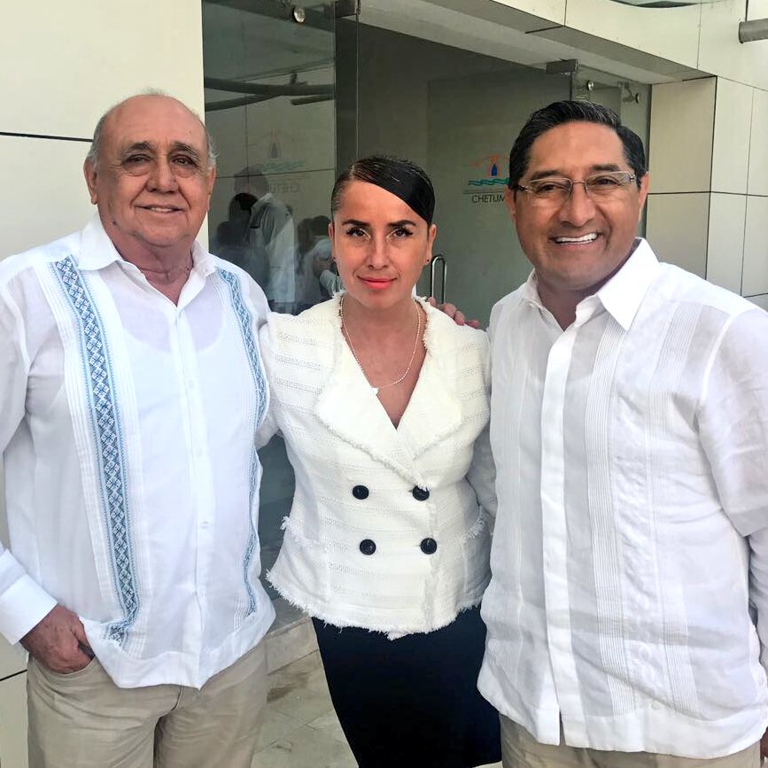 VeronicaAcacio's tweet photo. Un gusto saludar al titular de la @Sefiplanqroo durante el primer informe del gobernador @CarlosJoaquin. @JuanVergaraFdz https://t.co/4yxhpSG956