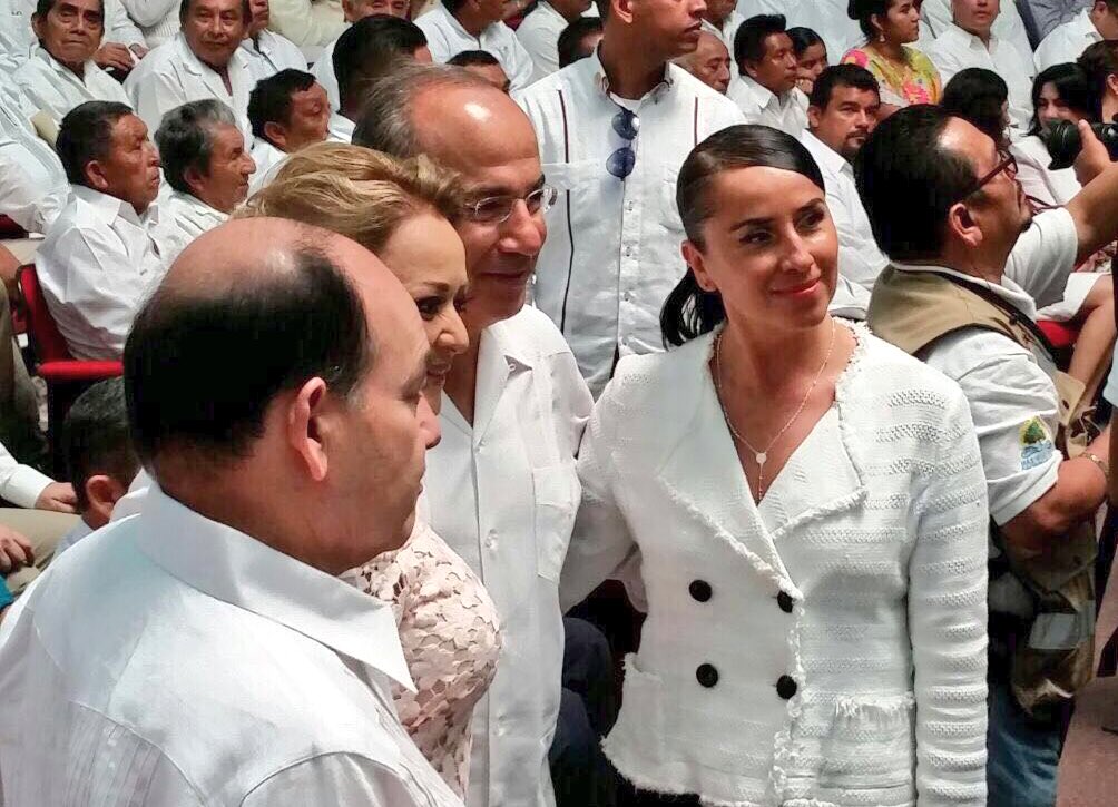 VeronicaAcacio's tweet photo. Durante el #1erInformeQR del gobernador @CarlosJoaquin saludé a su señora esposa @gabyrejondej y al ex presidente @FelipeCalderon #HayCambio https://t.co/BqzkfrWsqv