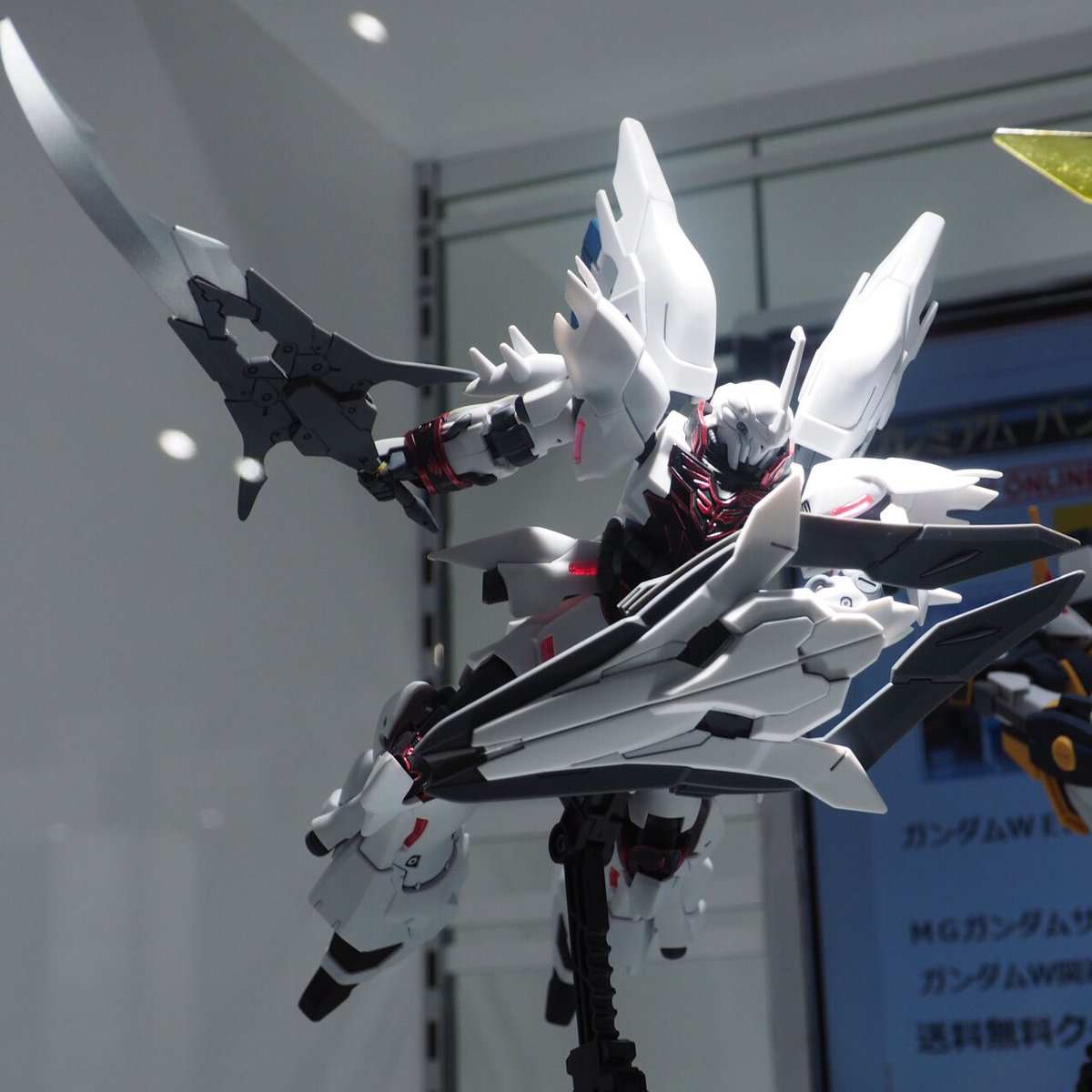 よっくん Ar Twitter ヴァイスシナンジュ バトローグ2話に登場するラスボス ガンダムベース東京にさっそく展示されていました キットでは黄色い成型色のランナーがクリアで作られている様で サイコフレーム多めのシナンジュに見えます 作例のエングレービングは